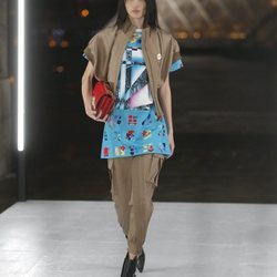 Camisa azul de Louis Vuitton primavera/verano 2019 en la Paris Fashion Week