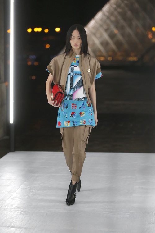 Camisa azul de Louis Vuitton primavera/verano 2019 en la Paris Fashion Week