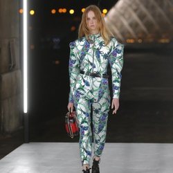 Jumpsuit estampado de Louis Vuitton primavera/verano 2019 en la Paris Fashion Week