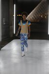 Pantalón estampado con glitter de Louis Vuitton primavera/verano 2019 en la Paris Fashion Week
