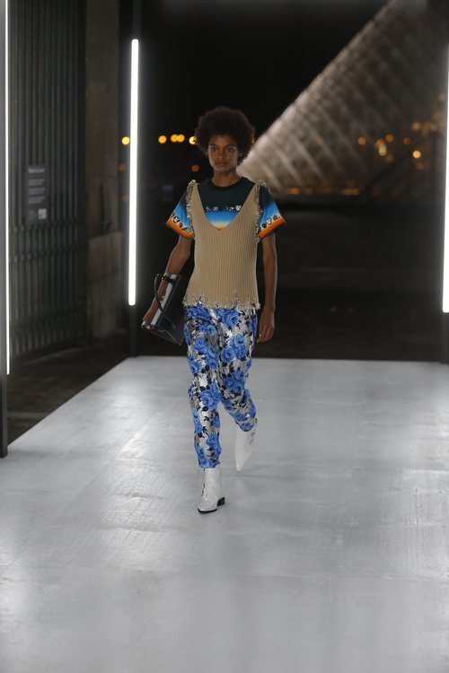 Pantalón estampado con glitter de Louis Vuitton primavera/verano 2019 en la Paris Fashion Week