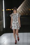 Vestido metalizado de Louis Vuitton primavera/verano 2019 en la Paris Fashion Week