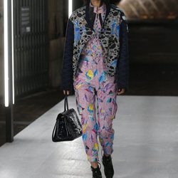 Pantalón y camisa estampado de Louis Vuitton primavera/verano 2019 en la Paris Fashion Week