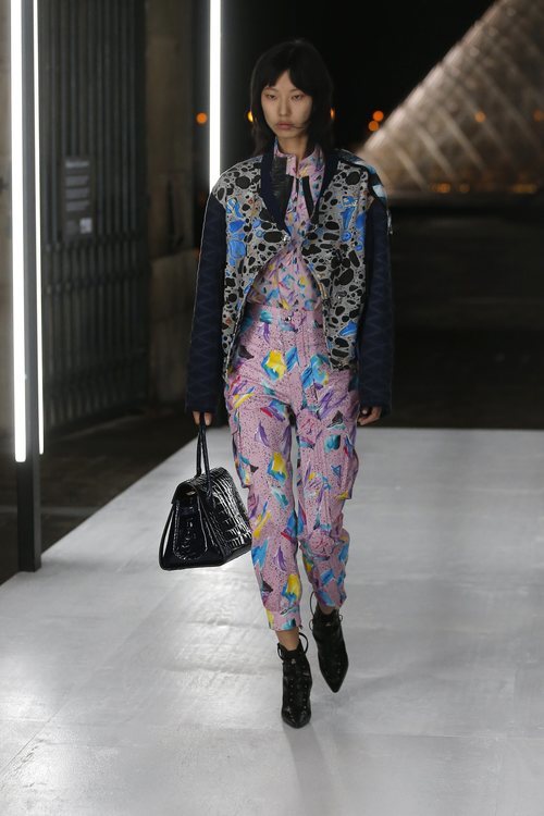 Pantalón y camisa estampado de Louis Vuitton primavera/verano 2019 en la Paris Fashion Week