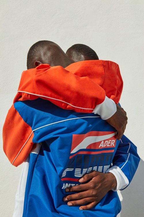 Chaquetas rojas y azules de la colección de Puma x Ader Error