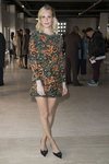 Poppy Delevingne con un mini vestido estampado en la Paris Fashion Week