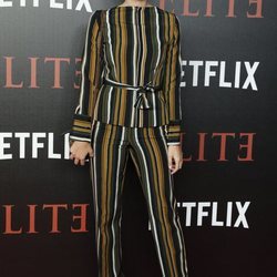 Norma Ruiz con un look a rayas en el estreno de la serie 'Élite'