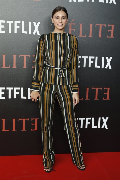Norma Ruiz con un look a rayas en el estreno de la serie 'Élite'