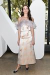 Stacy Martin con un vestido blanco roto en la Semana de la Moda de París