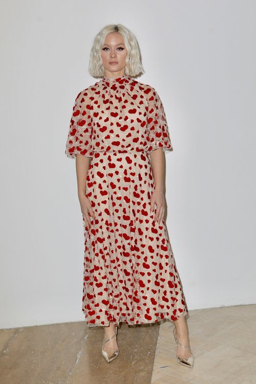 Zara Larsson con un vestido estampado en la Semana de la Moda de París