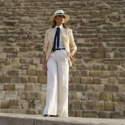 Melania Trump visita Egipto con un look irreconocible