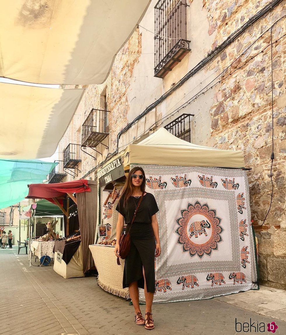 Sara Carbonero con un vestido de su propia firma disfrutando de las fiestas de su pueblo