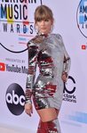 Taylor Swift con su look electrico en los American Music Awards