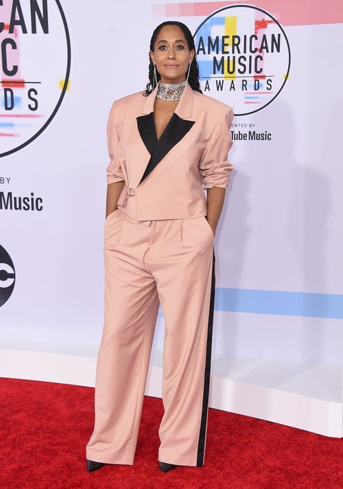 Tracee Ellis Ross con un look oversize en los American Music Awards