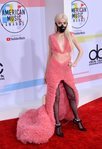 Poppy con un vestido rosa en los American Music Awards 2018