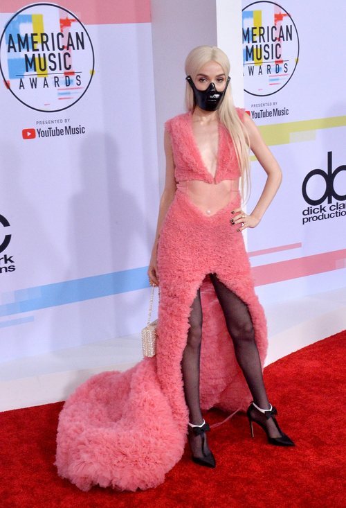 Poppy con un vestido rosa en los American Music Awards 2018