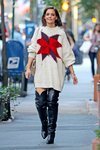 Katie Holmes apuesta por unas maxibotas para pasear por Nueva York
