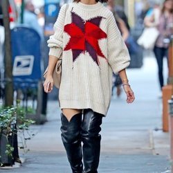 Katie Holmes apuesta por unas maxibotas para pasear por Nueva York