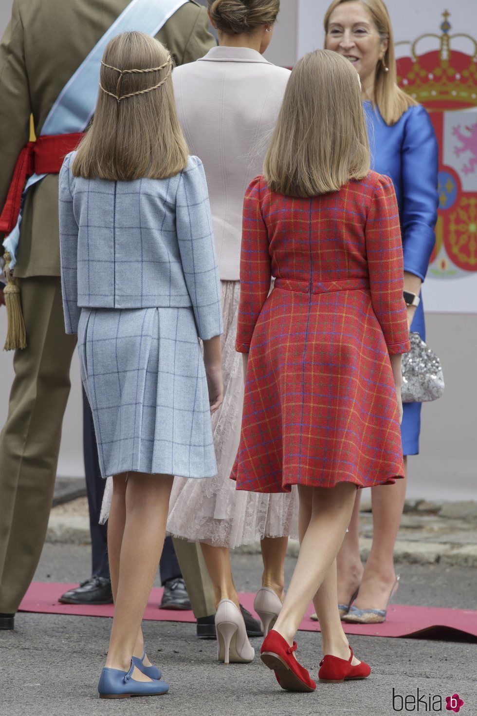 Los vestidos de la Princesa Leonor y la Infanta Sofía por detrás el Día de la Hispanidad 2018
