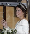 Princesa Eugenia de York saludando el día de su boda con una diadema de esmeraldas 2018