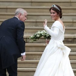 Princesa Eugenia de York subiendo la escalinata de la capilla 2018