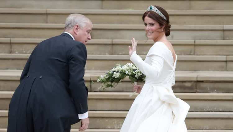 Princesa Eugenia de York subiendo la escalinata de la capilla 2018