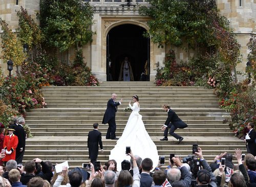 Parte trasera el vestido de la Princesa Eugenia de York mostrando la larga cola 2018