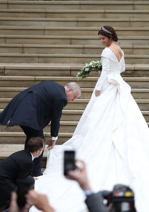 Fruncido de la parte de la falda del vestido de novia de la Princesa Eugenia de York 2018