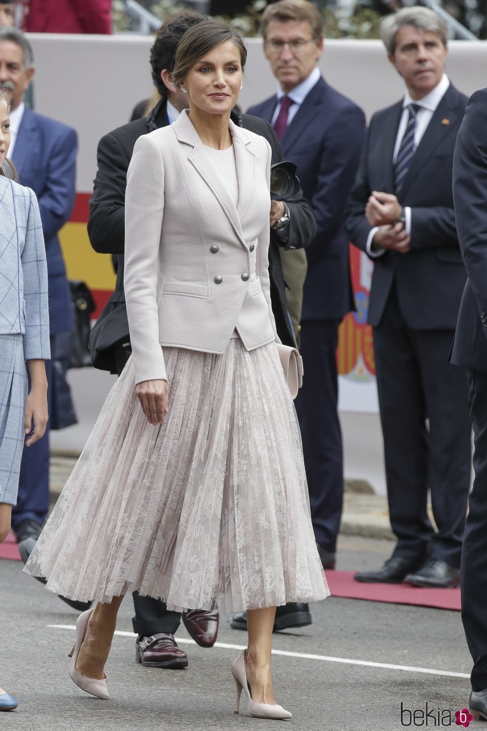 La Reina Letizia con un vestido de encaje chantilly de Felipe Varela el Día de la Hispanidad 2018
