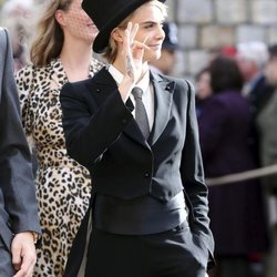 Cara Delevigne con un esmoquin negro en la boda de Eugenia de York y Jack Brooksbank 2018