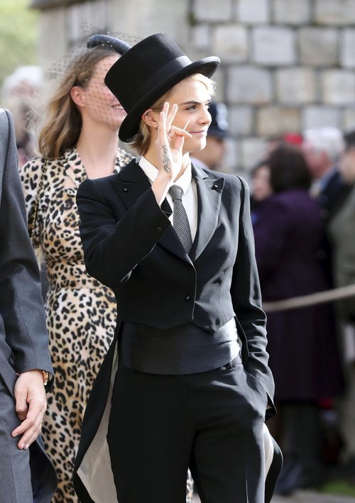 Cara Delevigne con un esmoquin negro en la boda de Eugenia de York y Jack Brooksbank 2018