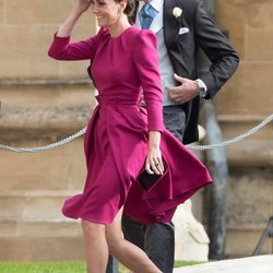 Kate Middelton con un vestido en color frambuesa en la boda de Eugenia de York y Jack Brooksbank  2018