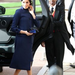 Meghan Markle con un diseño azul marino en la boda de Eugenia de York y Jack Brooksbank 2018