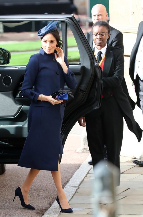 Meghan Markle con un diseño azul marino en la boda de Eugenia de York y Jack Brooksbank 2018