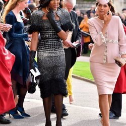 Naomi Campbell con un vestido en tonos oscuros en la boda de Eugenia de York y Jack Brooksbank 2018