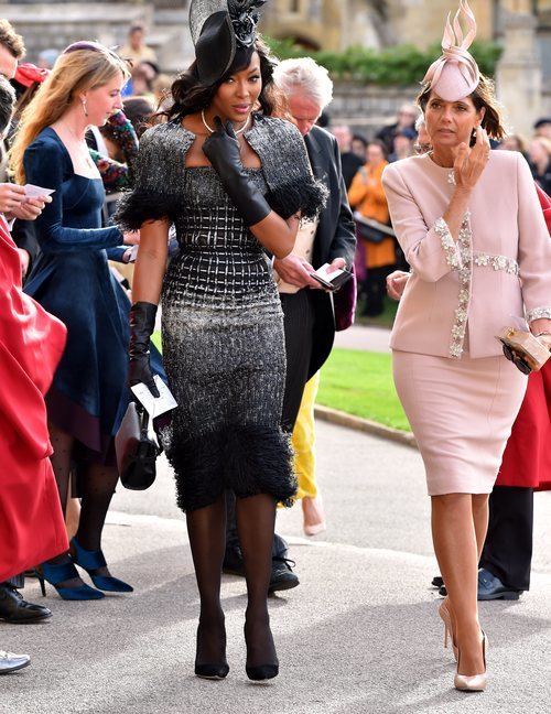 Naomi Campbell con un vestido en tonos oscuros en la boda de Eugenia de York y Jack Brooksbank 2018