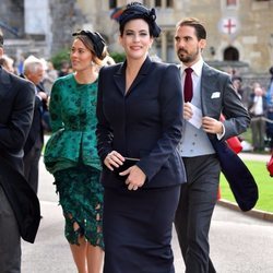 Liv Tyler con un vestido azul marino en la boda de Eugenia de York y Jack Brooksbank 2018