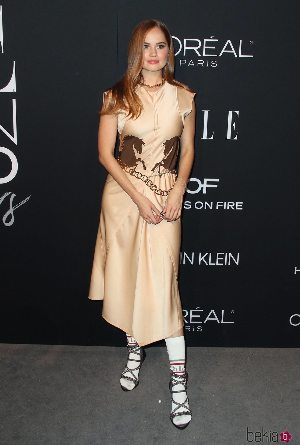 Debby Ryan posa con tacones y calcetines blancos