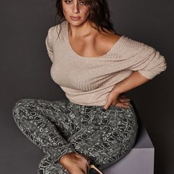 Ashley Graham con un jersey beige de la nueva colección de Violeta by Mango
