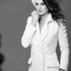 Penélope Cruz posa para la colección crucero 2018 de Chanel