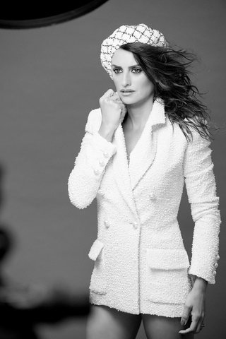 Penélope Cruz posa para la colección crucero 2018 de Chanel