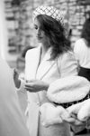 Pénelope Cruz luce una boina y un vestido tweed de la colección Crucero 2018 de Chanel