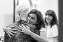 Penélope Cruz abrazada al diseñador de Chanel Karl Lagerfeld