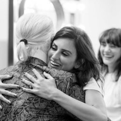 Penélope Cruz abrazada al diseñador de Chanel Karl Lagerfeld