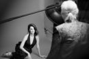 Penélope Cruz posa radiante con un vestido negro de la colección Crucero de Chanel