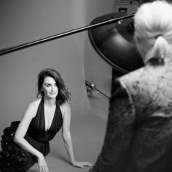 Penélope Cruz posa radiante con un vestido negro de la colección Crucero de Chanel
