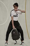 Camiseta y mochila de la colección cápsula de Karl Lagerfeld para Puma