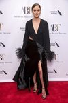 Olivia Palermo posa con un look que mezcla satén y plumas