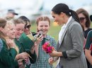 Meghan Markle con una blazer gris de cuadros de la marca de moda de Serena Williams