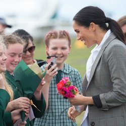 Meghan Markle con una blazer gris de cuadros de la marca de moda de Serena Williams